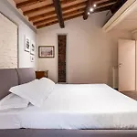 Leone Apartment *